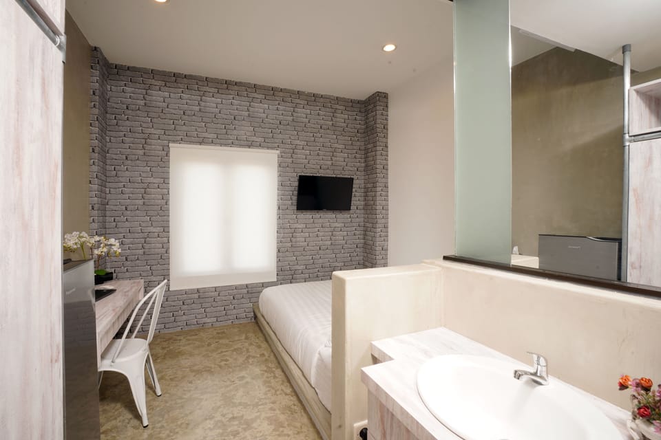 Deluxe Room | Desk, soundproofing, WiFi (free), bed sheets