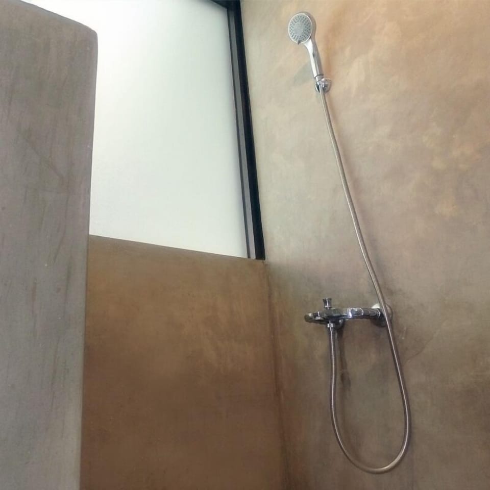 Deluxe Room | Bathroom | Shower, towels, soap, shampoo