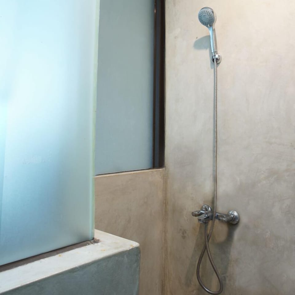 Deluxe Room | Bathroom | Shower, towels, soap, shampoo
