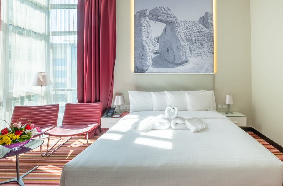 Executive Studio Suite | In-room safe, individually decorated, desk, laptop workspace