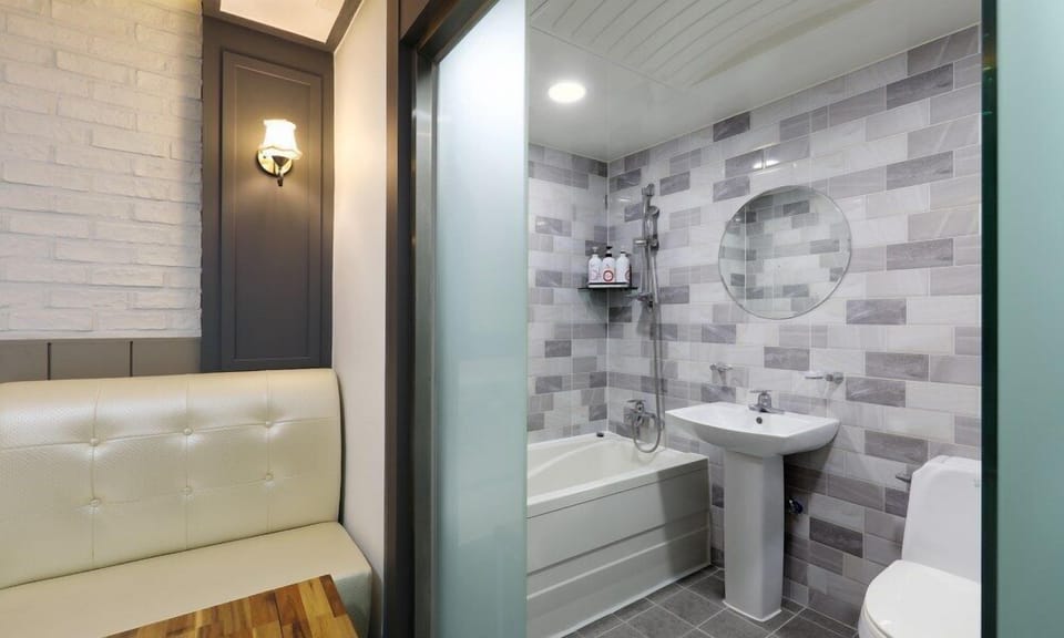 Suite Room | Bathroom | Free toiletries, hair dryer, bathrobes, towels