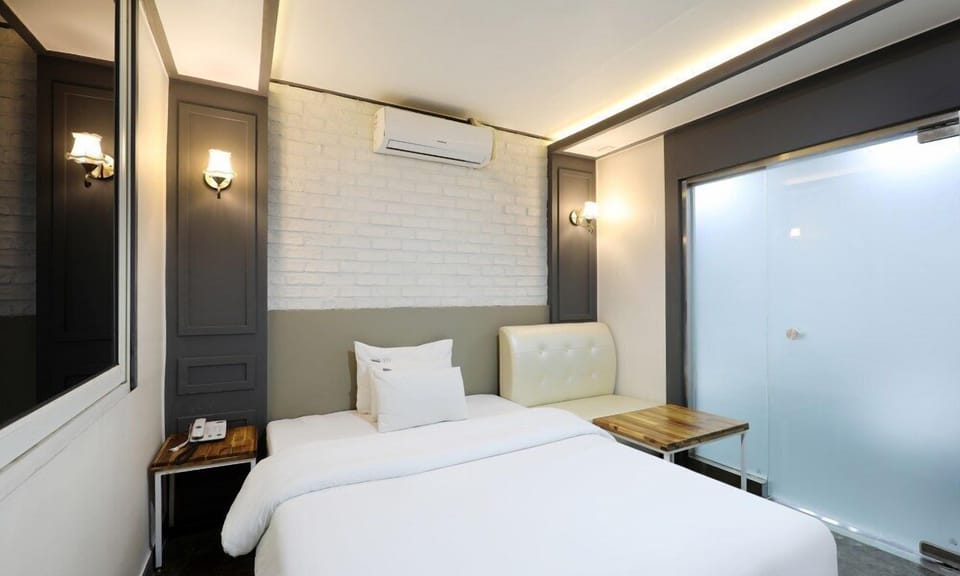 Suite Room | 1 bedroom, free minibar, individually decorated, individually furnished