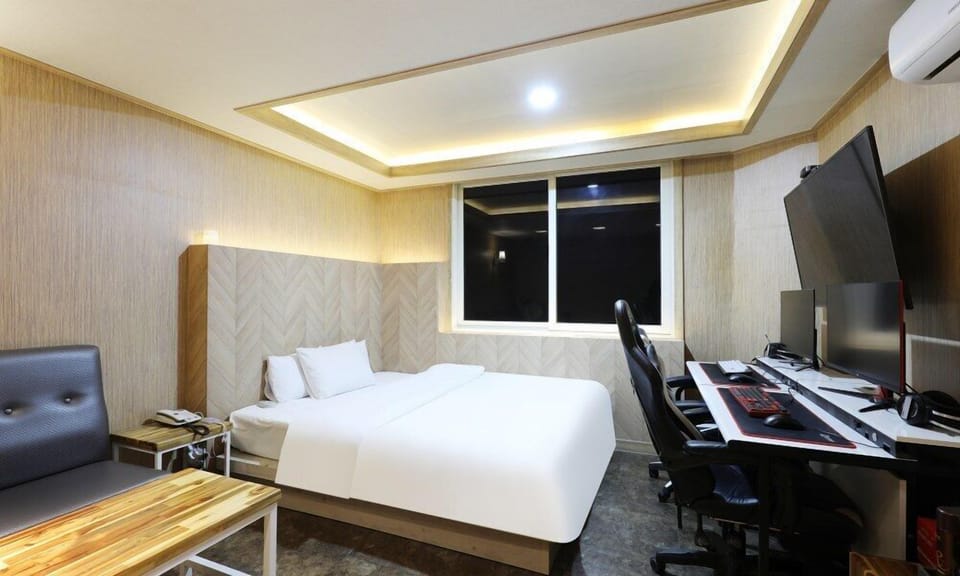 Superior Room | 1 bedroom, minibar (free items), WiFi (free), individually decorated