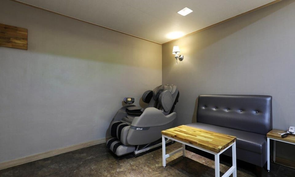 Deluxe Room | 1 bedroom, free minibar, individually decorated, individually furnished
