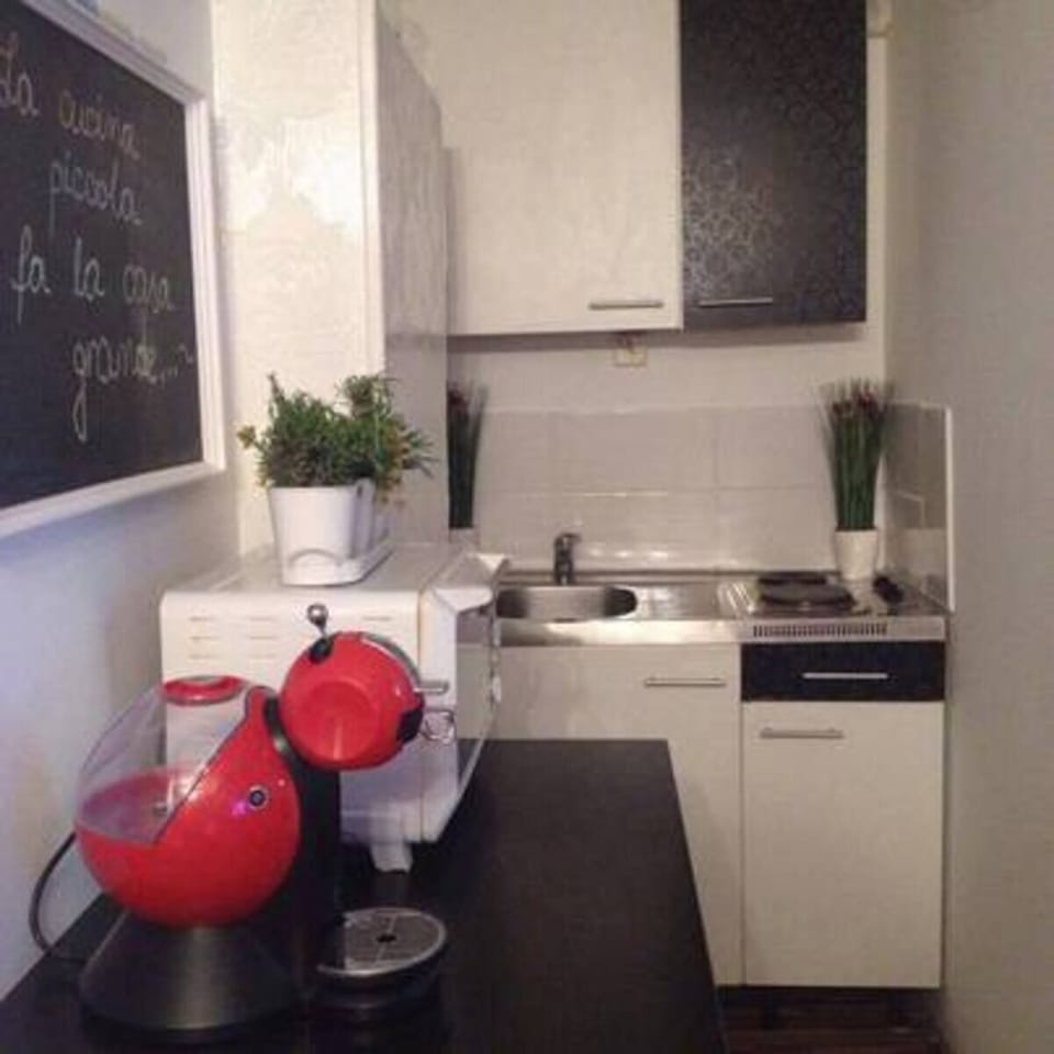House | Private kitchen | Fridge, stovetop, coffee/tea maker, electric kettle
