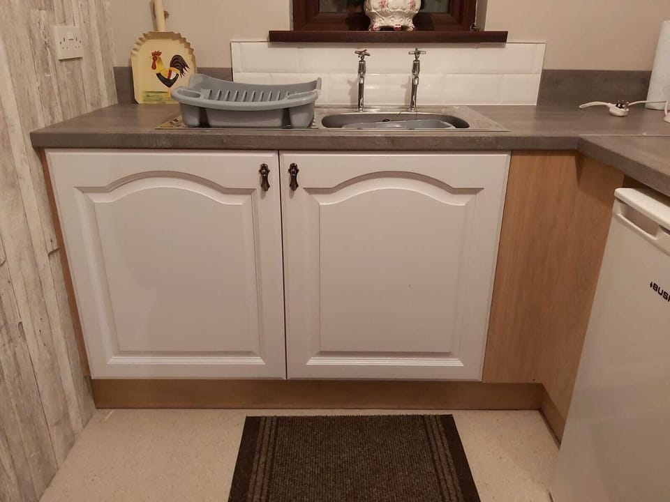Cottage | Private kitchen | Fridge, microwave, oven, stovetop