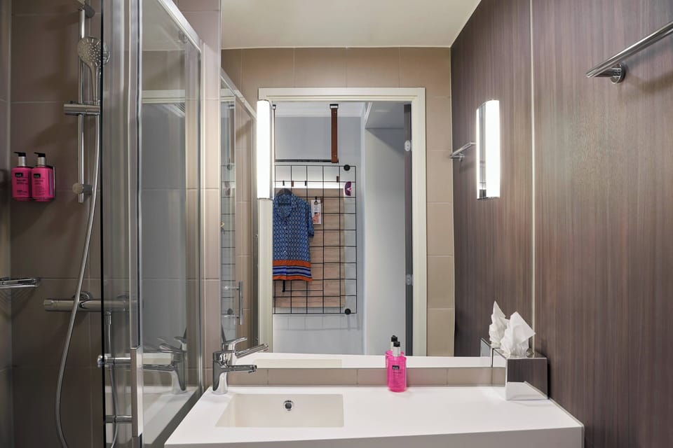 Shower, free toiletries, towels