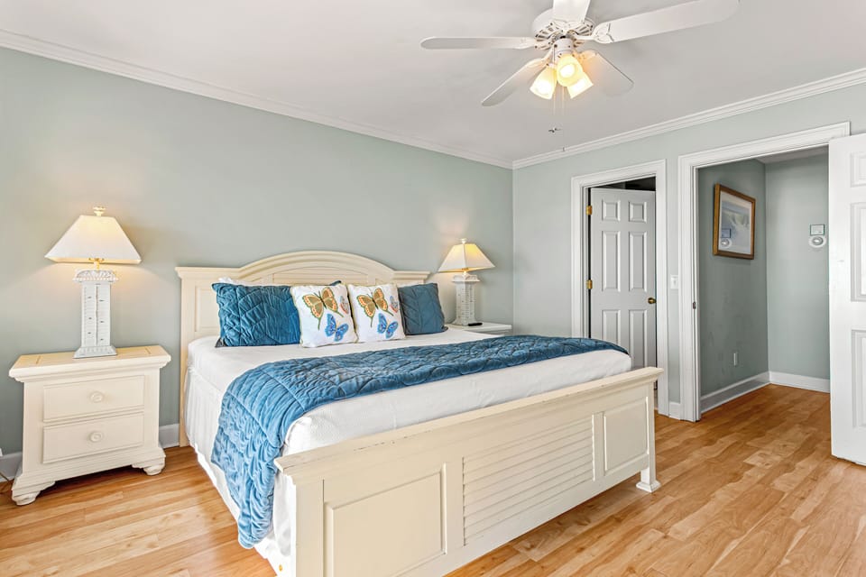 Primary Bedroom with King Bed and Full Bath
Private Balcony

3rd Floor