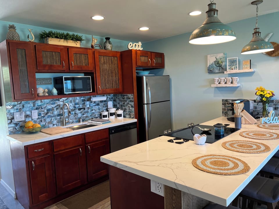 Quartz Counters, Cherry Cabinets & Stainless Steel Appliances!