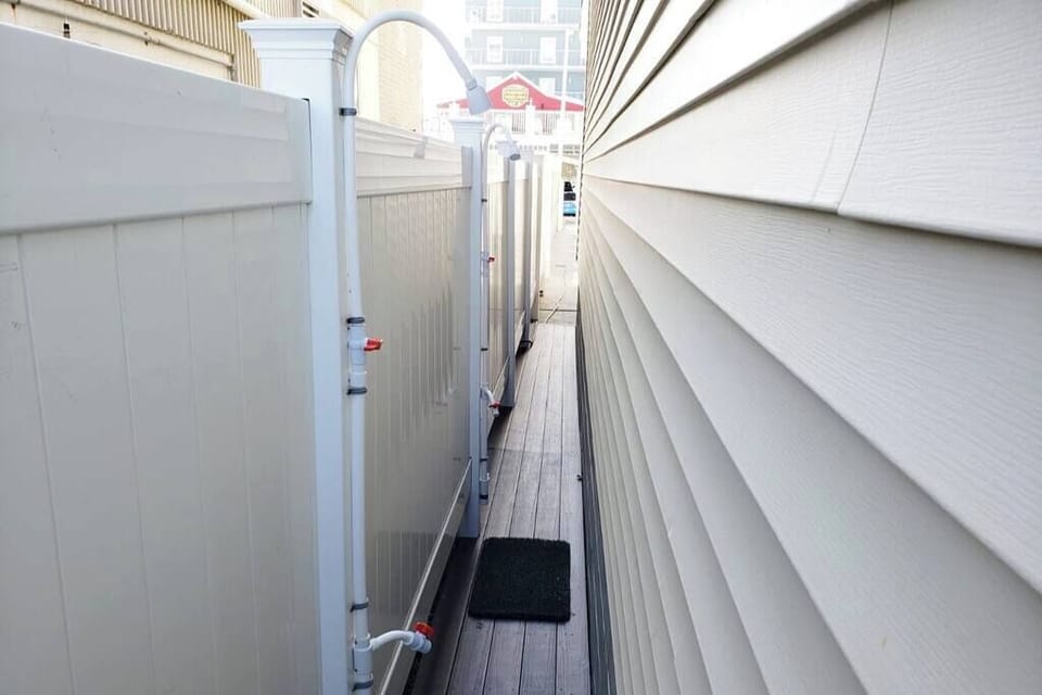 Outdoor rinsing station SHARED BY OTHER GUESTS