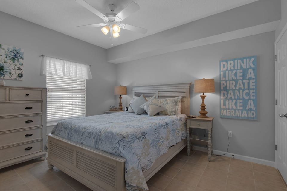 Bedroom with queen size bed