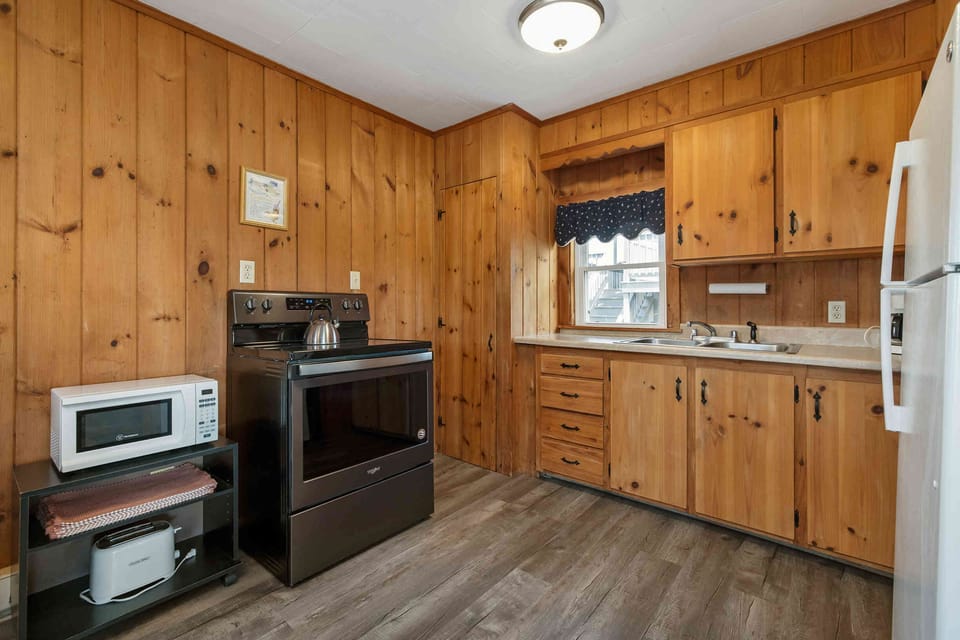Kitchen - modest sized but full utility