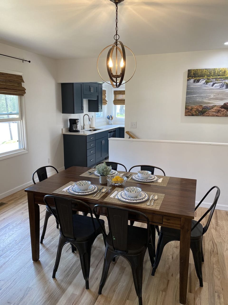 Spacious dining room, view 2