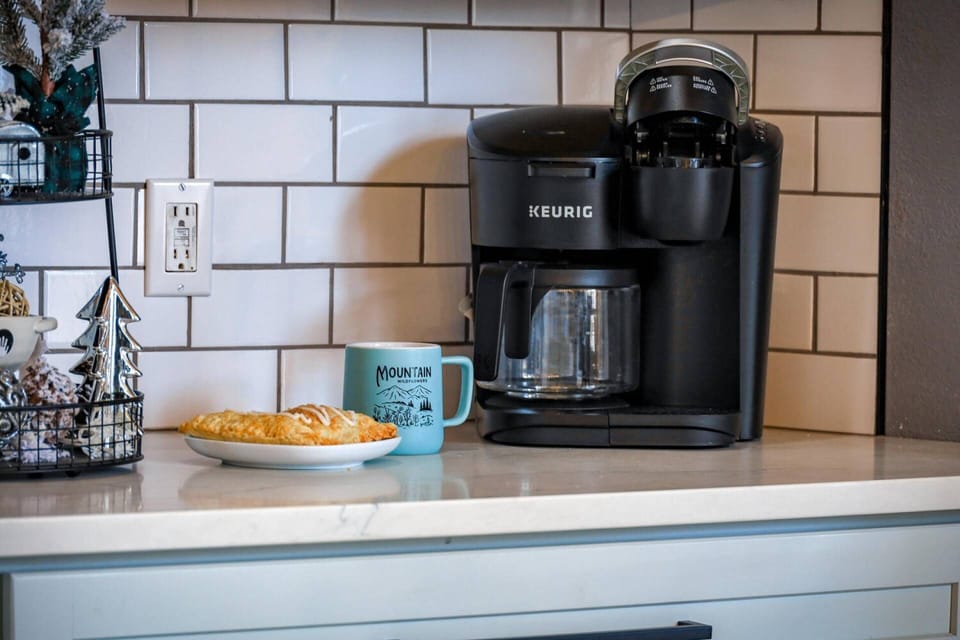 Carafe and Pod style brew station. Sip a cup of Joe in the relaxing sunroom or take it downstairs to the hot tub. Mountain Vista Retreat has it all!