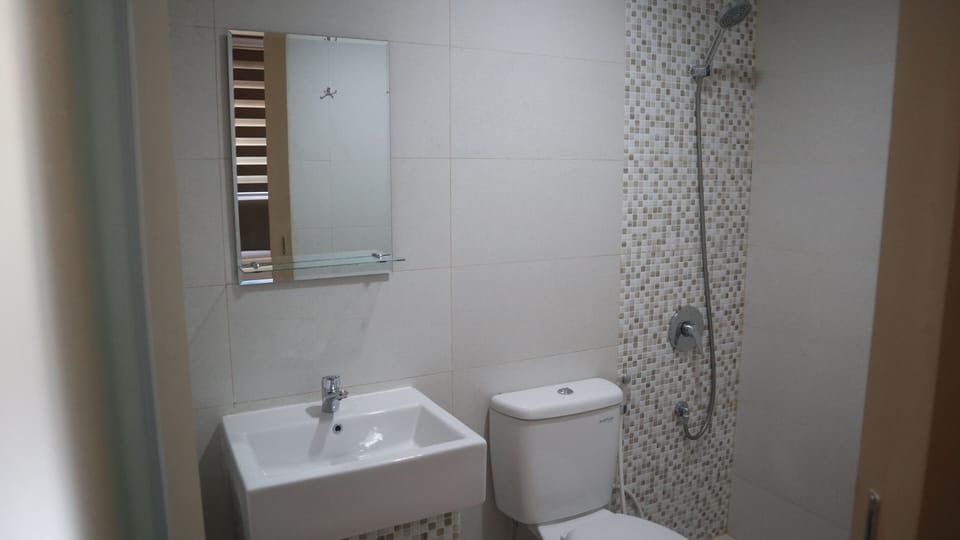 Deluxe Room | Bathroom | Shower, soap, shampoo