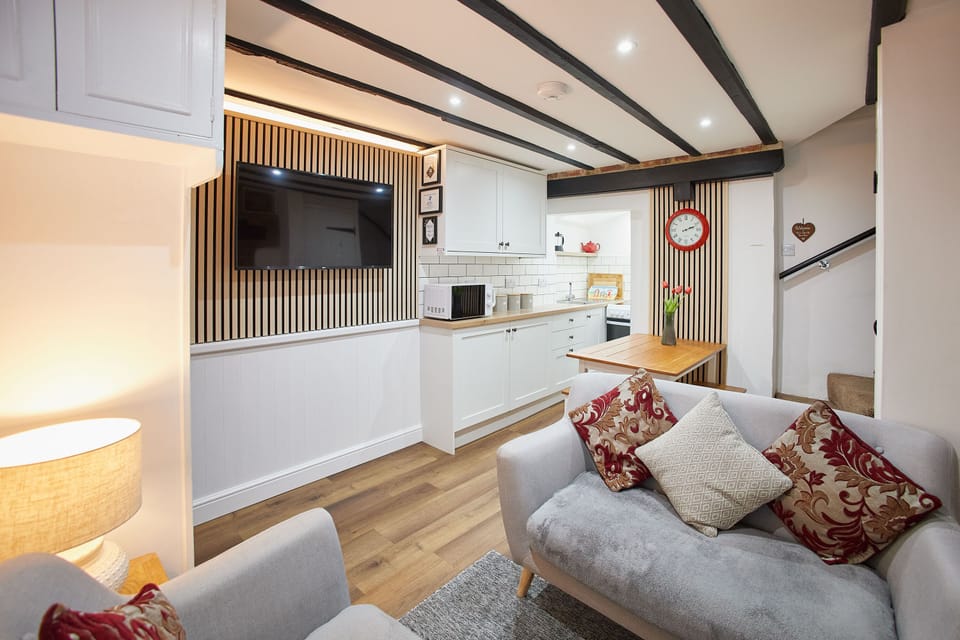 Thimble Cottage, Whitby - Host & Stay