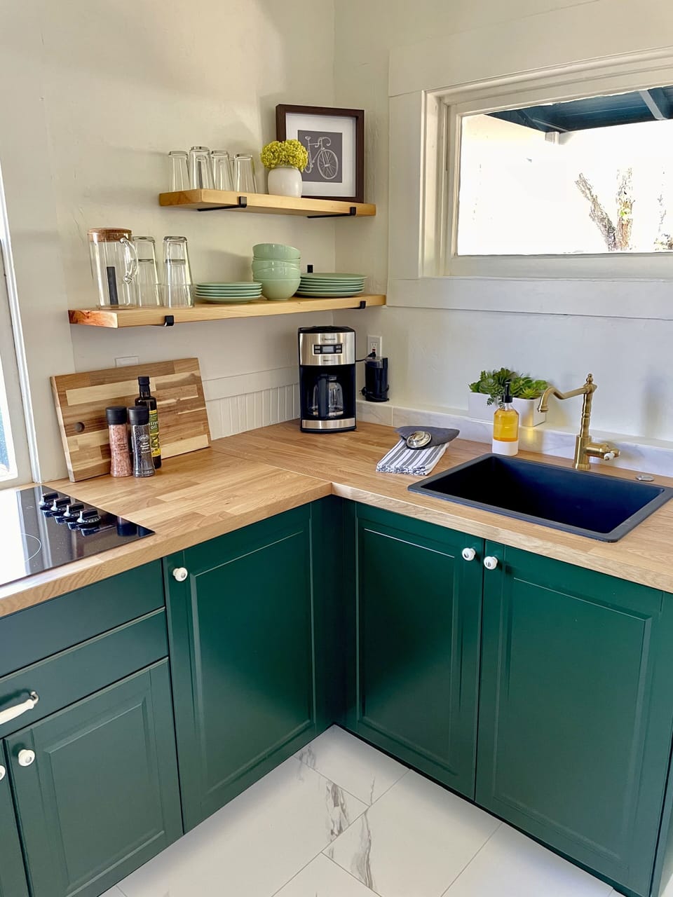 Airy kitchen with everything you need.