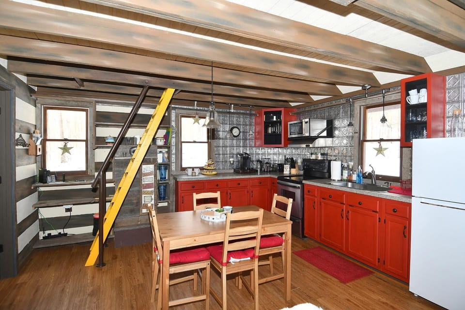 Cabin, 1 King Bed (River  Walk  Cottage - Romantic Escap) | Private kitchen | Fridge, dishwasher, spices, freezer