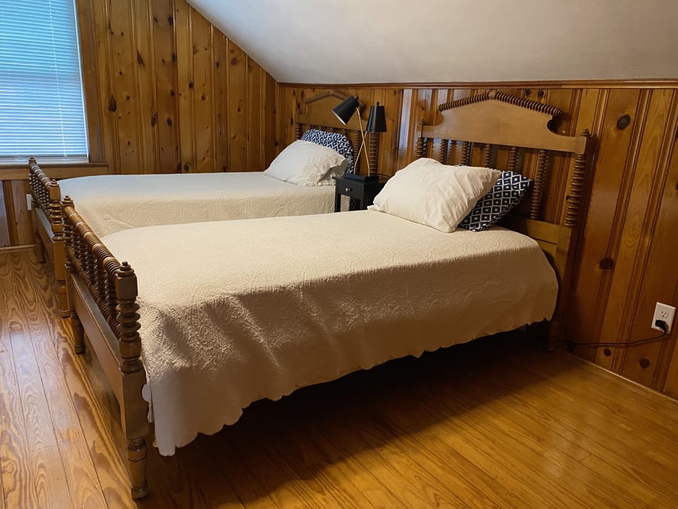 Upstairs West Bedroom (Twins)