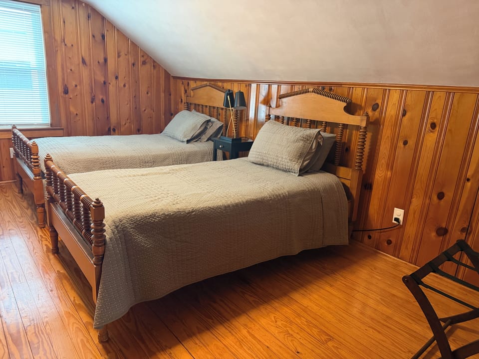 Upstairs West Bedroom (Twins)