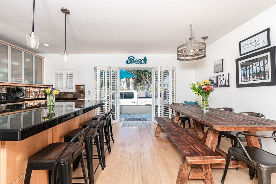 The kitchen and dining area open out to the front patio, for easy indoor/outdoor living.
                