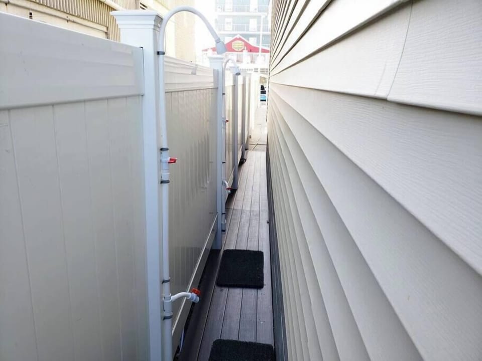 Outdoor rinsing station SHARED BY OTHER GUESTS