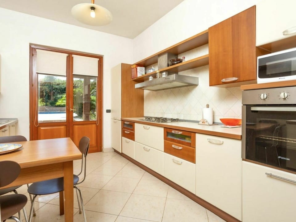 Cabinetry, Furniture, Property, Countertop, Building, Table, Wood, Interior Design, Kitchen Stove, Lighting