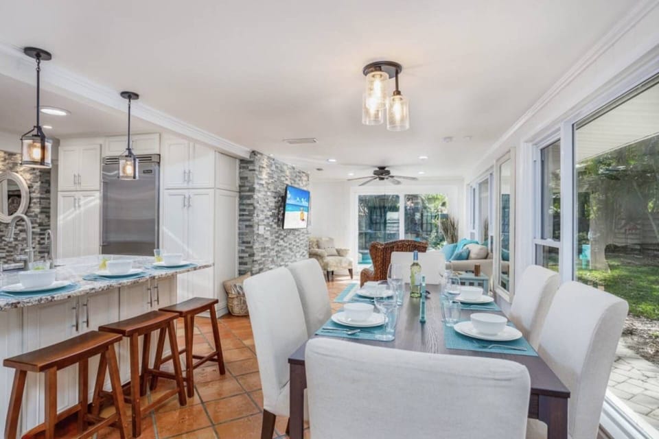 Granite kitchen bar for 3. Comfortable dining for 6 at the table