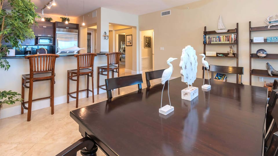 Dining Area and Breakfast Bar