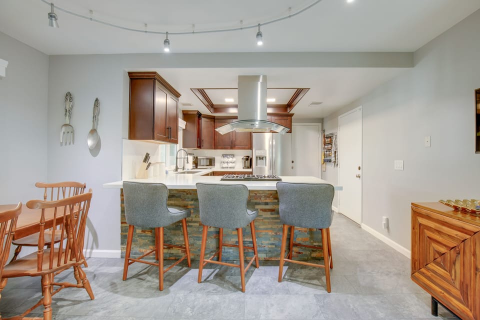 Kitchen | Breakfast Bar | Dishware & Glassware