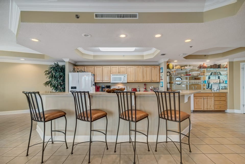 This spacious kitchen bar with seating for four is the perfect spot for casual meals, morning coffee, or gathering with friends. It's the ideal space to socialize while keeping the chef company.