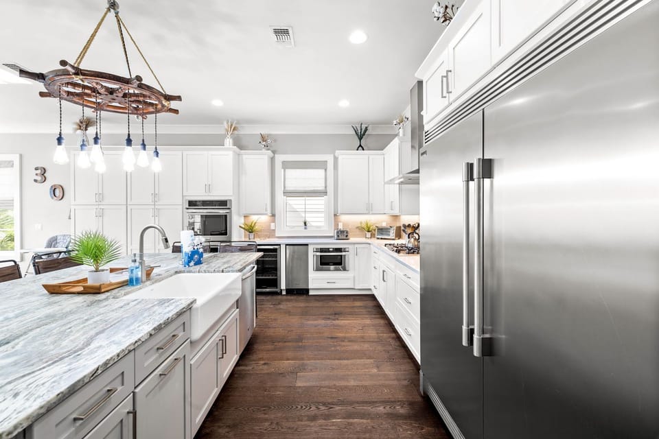 2nd Floor Kitchen with plenty of room for large groups.