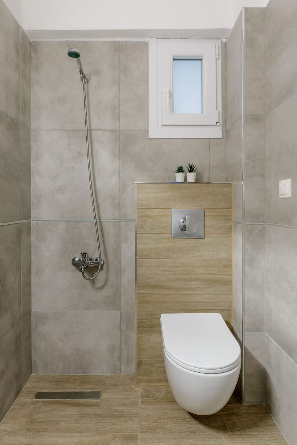 Shower, rainfall showerhead, free toiletries, hair dryer
