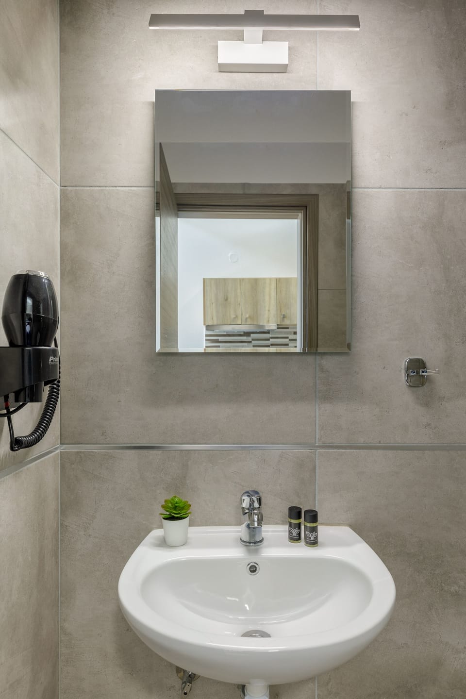 Shower, rainfall showerhead, free toiletries, hair dryer