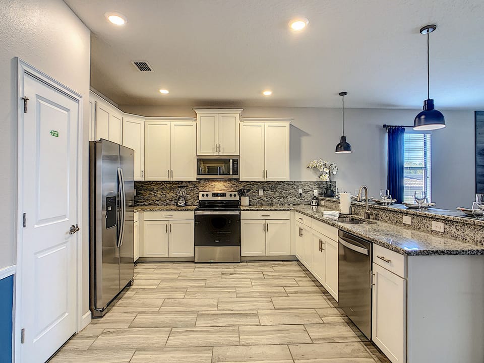 The fully equipped kitchen is ready for all of your appetites!