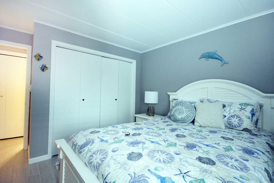 Queen-Bedroom