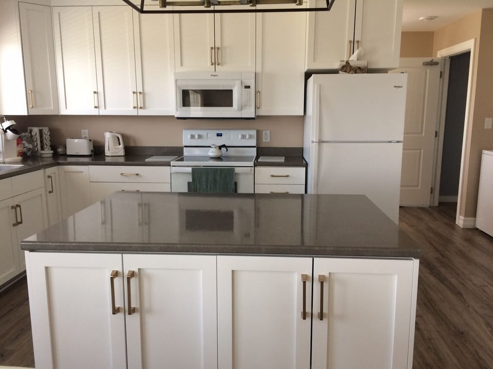island & cabinets
