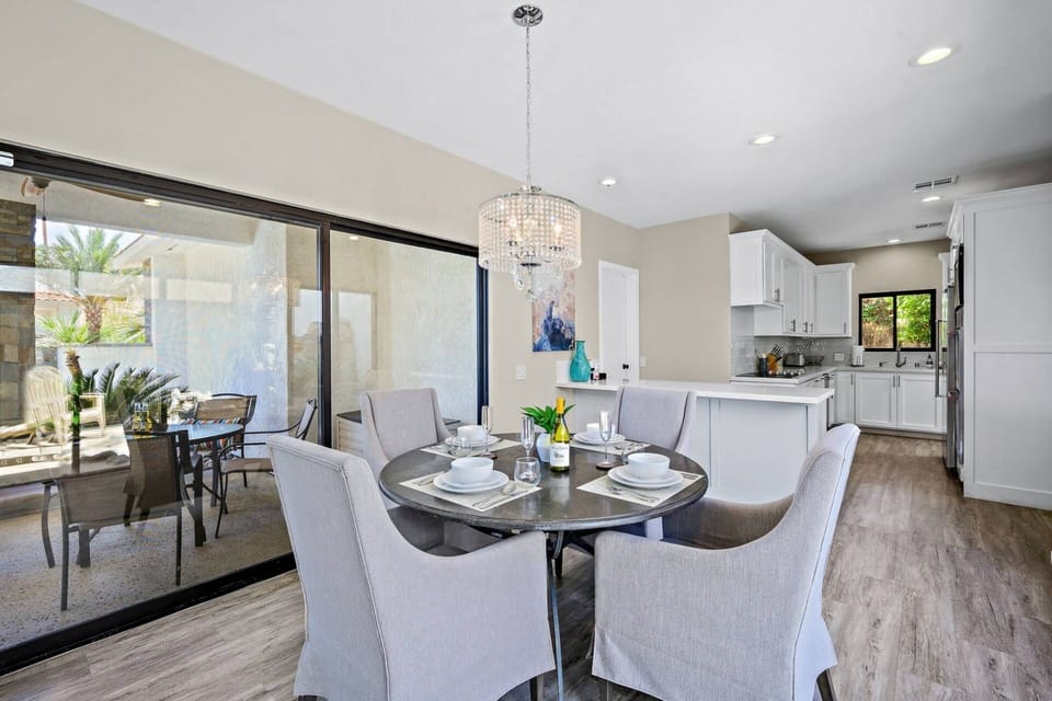 Indoor/Outdoor Dinning