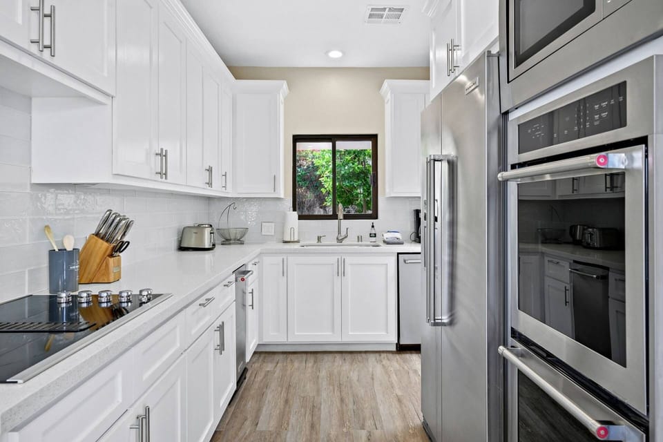 New stainless appliances throughout