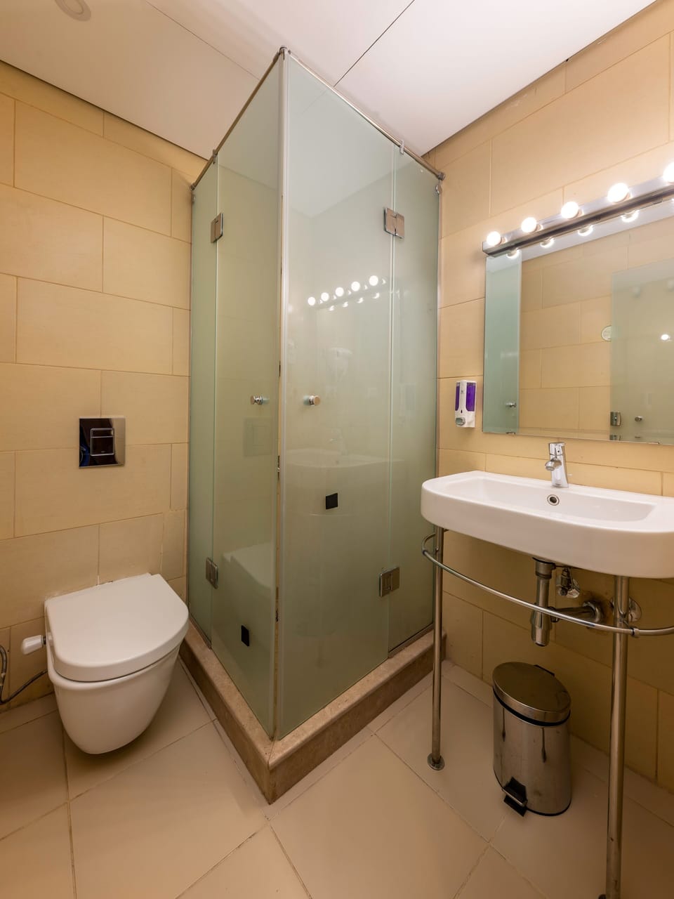 Shower, rainfall showerhead, free toiletries, hair dryer