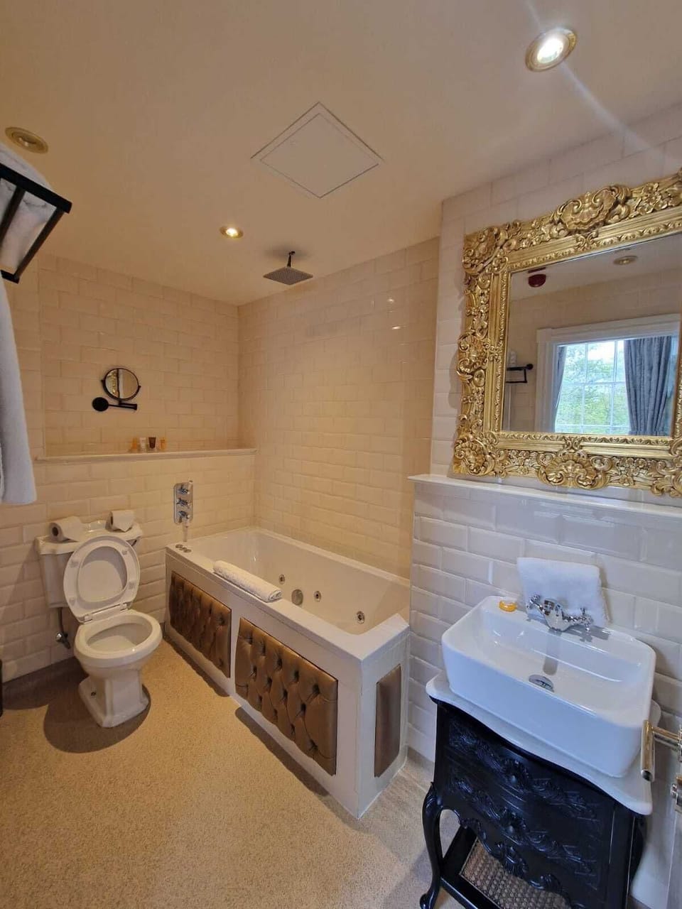 Luxury Triple Room | Bathroom | Free toiletries, hair dryer, towels, soap
