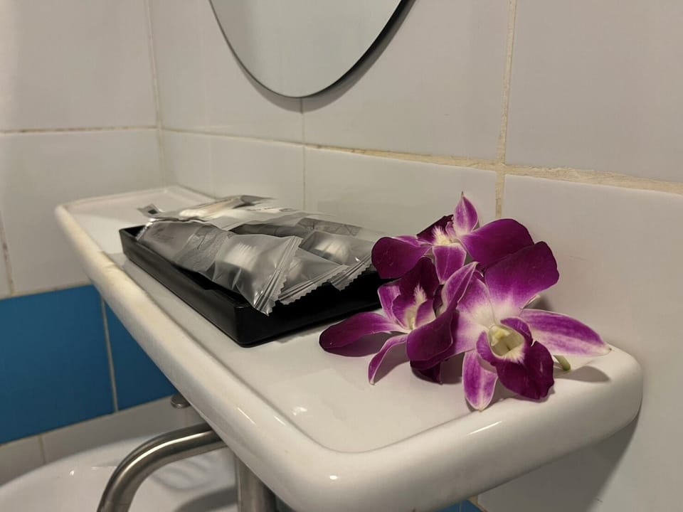 Shower, rainfall showerhead, free toiletries, towels