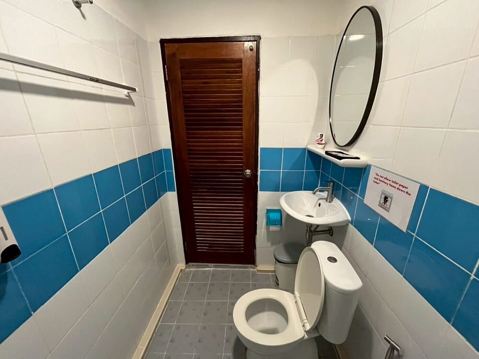 Shower, rainfall showerhead, free toiletries, towels