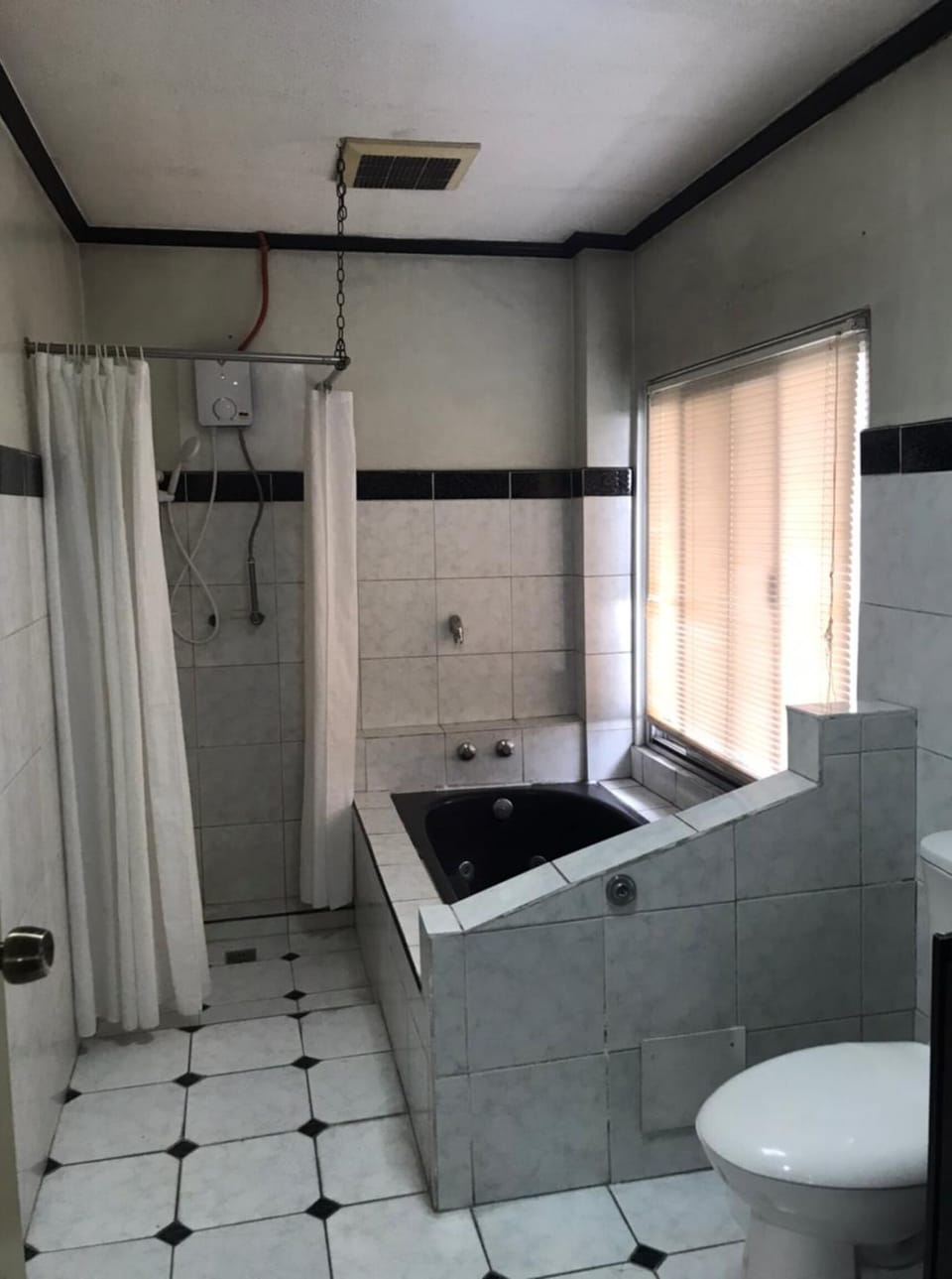 Standard Room, 2 Bedrooms | Bathroom | Free toiletries, towels