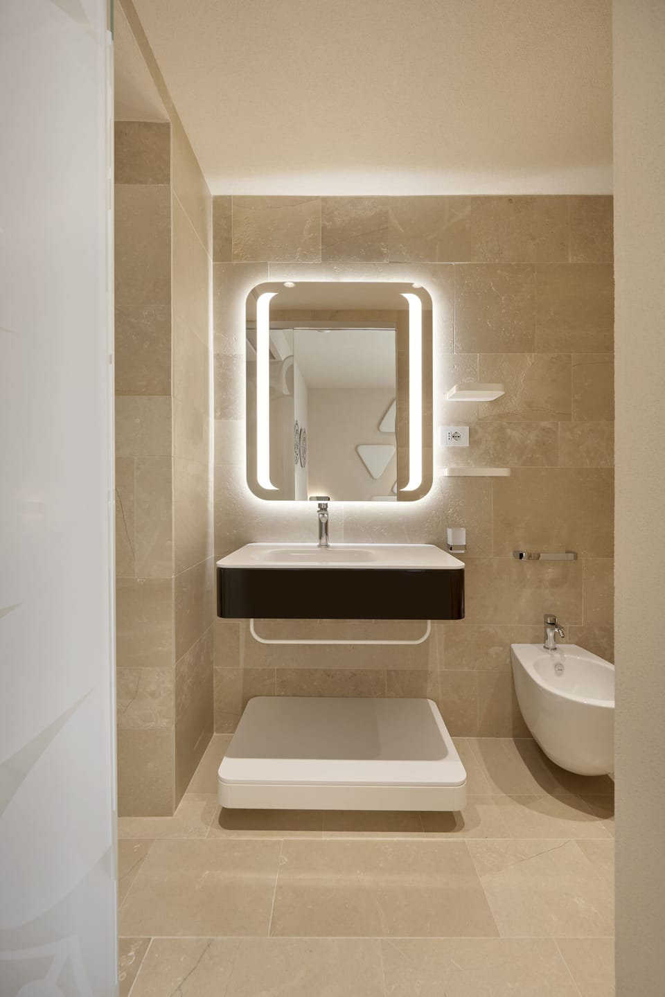 Shower, rainfall showerhead, free toiletries, hair dryer
