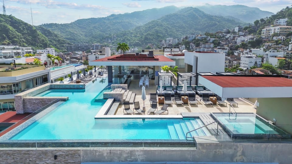 Rooftop amenities include an infinity pool, jacuzzi and gym
