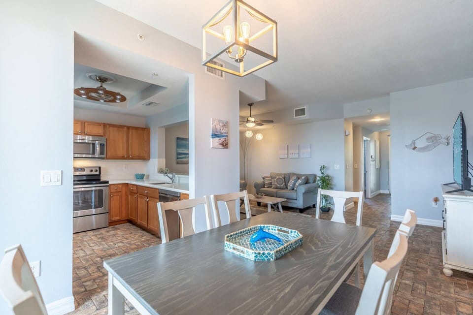 Easy Access to Everything - Close to Restaurants and the Private Beach!