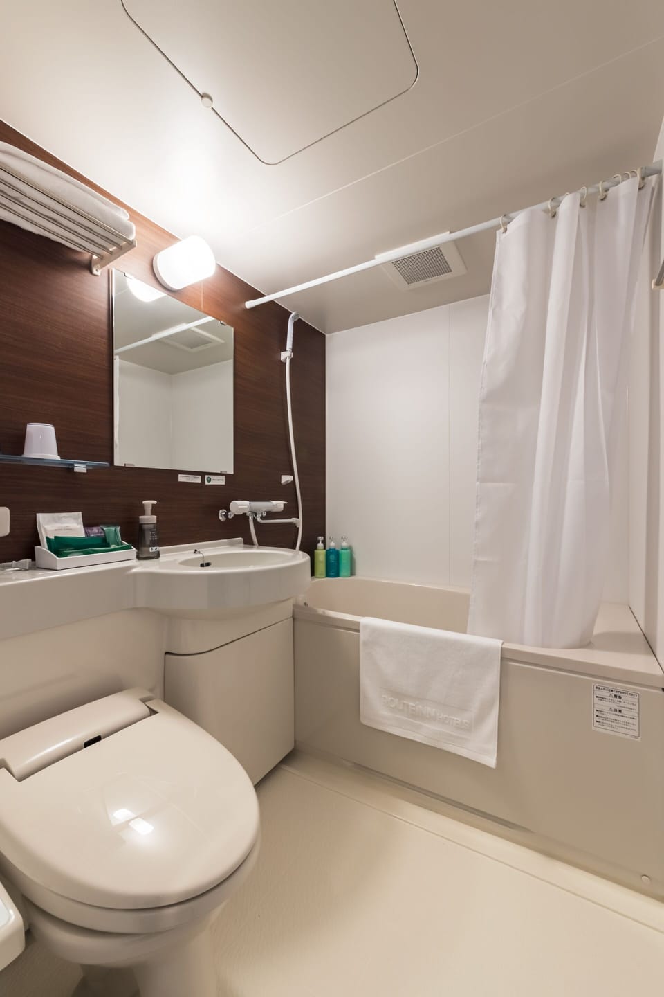 Combined shower/tub, towels