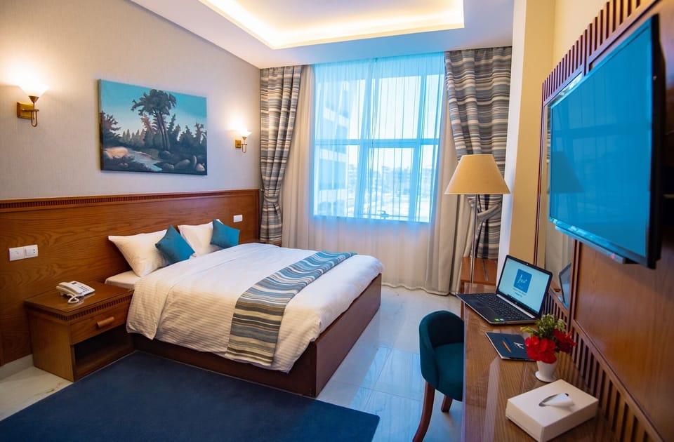 Minibar, WiFi, bed sheets