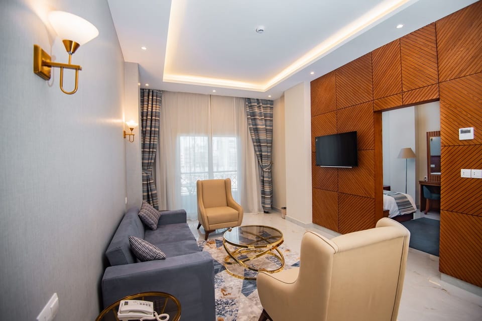 Minibar, WiFi, bed sheets